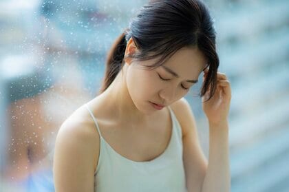 梅雨に多発　その頭痛やだるさは「気象病」かも　“1000万人”が抱える悩み　今すぐできる“耳マッサージ”で改善【医師監修】