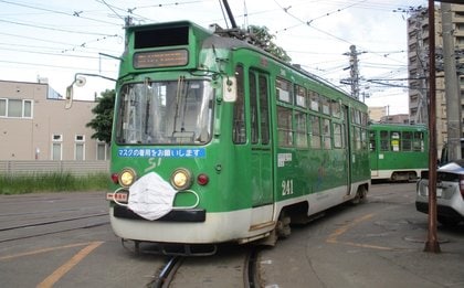 僕もマスク着けてみました 札幌の路面電車のマスク姿が