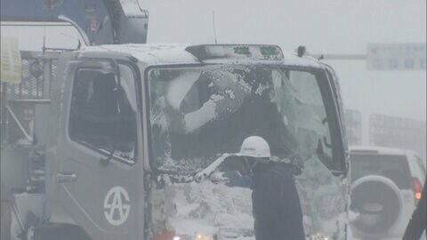 吹雪で視界不良か…乗用車やトラックなど7台絡む事故　70代男性を病院に搬送　青森・蓬田村