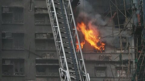 「知り合いのおばあちゃんも連絡つかない」建物に取り残された人いる可能性　香港の高層住宅火災鎮火のめど立たず