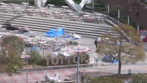 “春の嵐”でJリーグの試合中止に　台風並み強風でガイナーレ鳥取ホームスタジアムの屋根破損