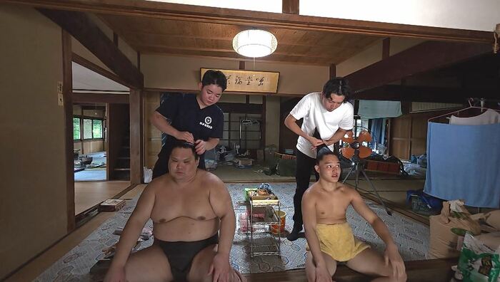 「髪結（かみゆい）」を行う床空さんと師匠の床力さん