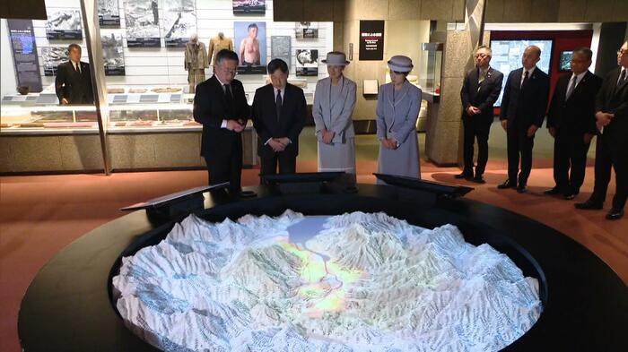 原爆の被害の広がりを示すジオラマをご覧になる天皇ご一家