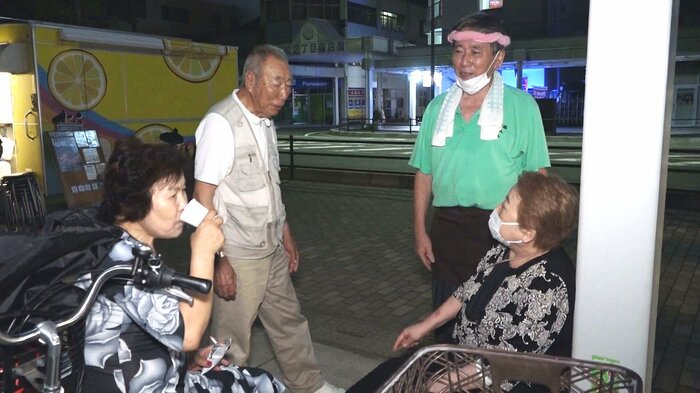 常連客に囲まれる権八さん