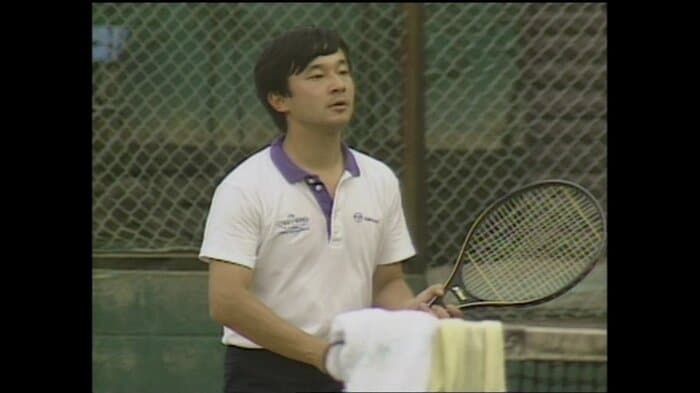 隣のコートでプレーされる皇太子さま(長野・軽井沢町