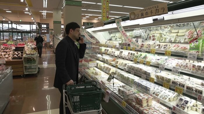 会見の帰りに買い出しをする前田さん