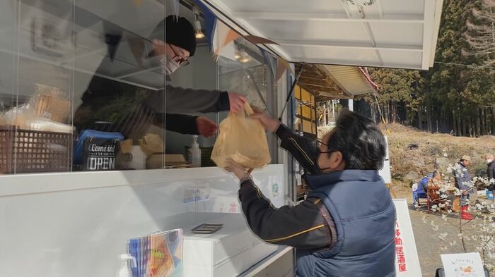 古民家施設に横づけされたキッチンカーで酒や弁当を販売