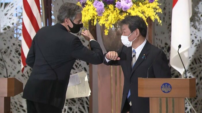 肘タッチで握手を交わすブリンケン国務長官(左)と茂木外相(右)
