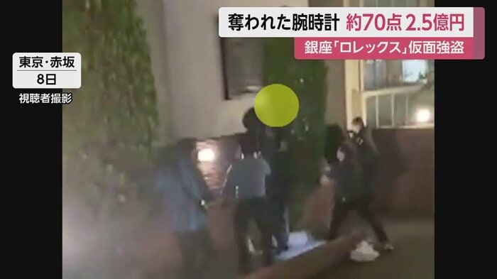 住宅街の壁をよじ登ろうとして警察に捕まった男(東京・港区赤坂 8日午後6時40分ごろ)