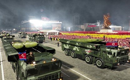 祖国解放戦争勝利70周年記念パレードに参加したKN-23短距離弾道ミサイル・システム(労働新聞・7月28日)