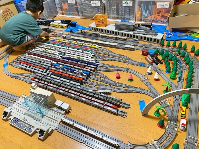 「プラレールアドバンス」の線路を新しく制作中のこうきくん(7月22日時点)