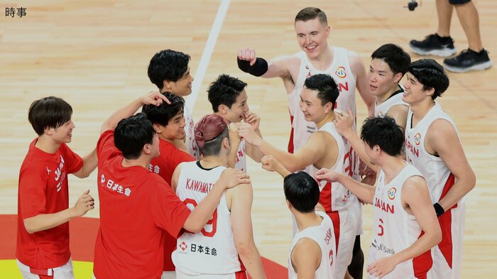 ベネズエラに逆転勝ちし、喜ぶ日本チーム