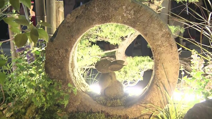 特別な思いを込めて飾られたうさぎの石像