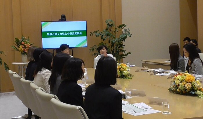 「小池知事と働く女性との意見交換会」