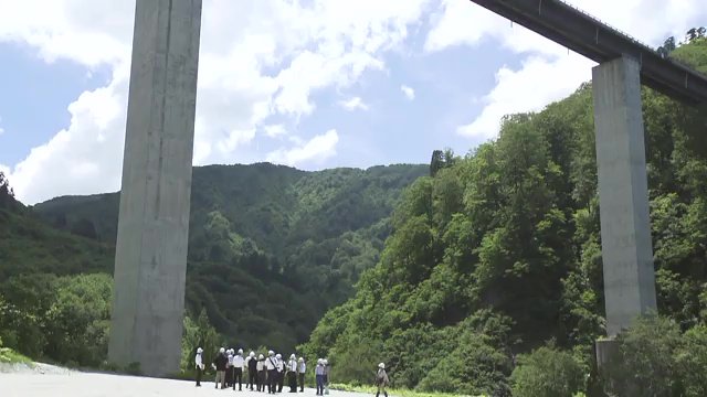 八十里越天空大橋　報道陣の大きさと比べても圧巻
