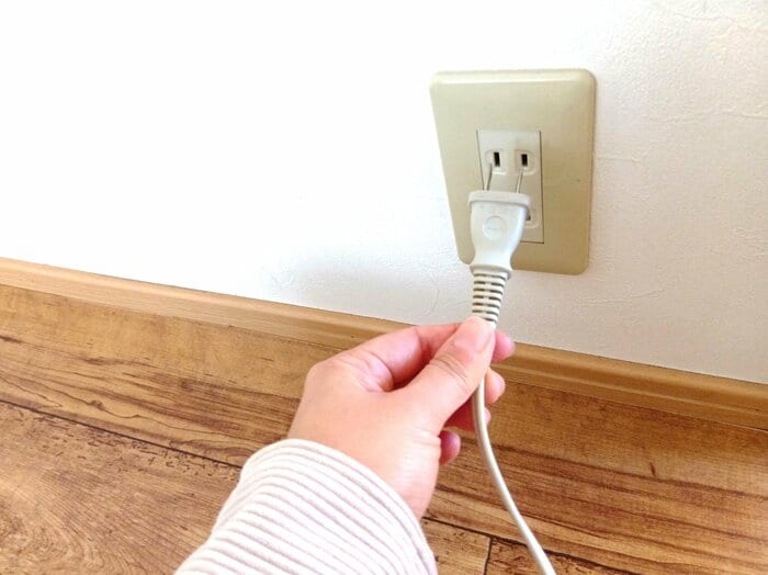 （2）冷蔵庫のコンセントを抜く