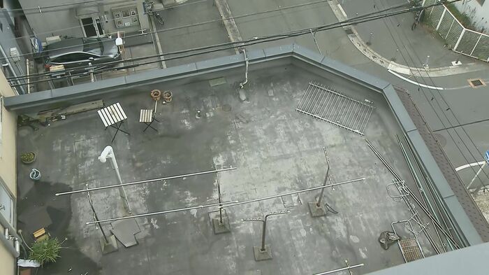 大学生が転落したとみられるビル屋上