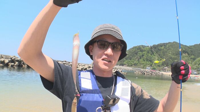 魚釣りを楽しむ参加者