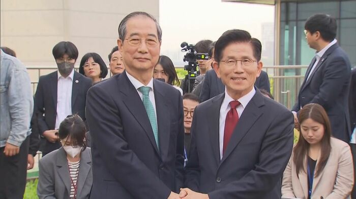 韓悳洙前首相(画面左)と会談した金氏(8日)