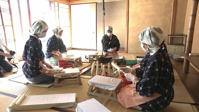 濱乃家でのきりたんぽ作りの様子
