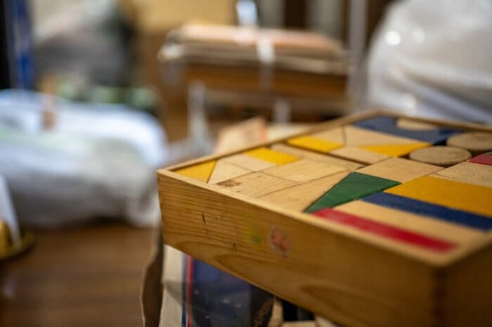 思い出の品など、判断できないものはひとまず取っておく(画像はイメージ)