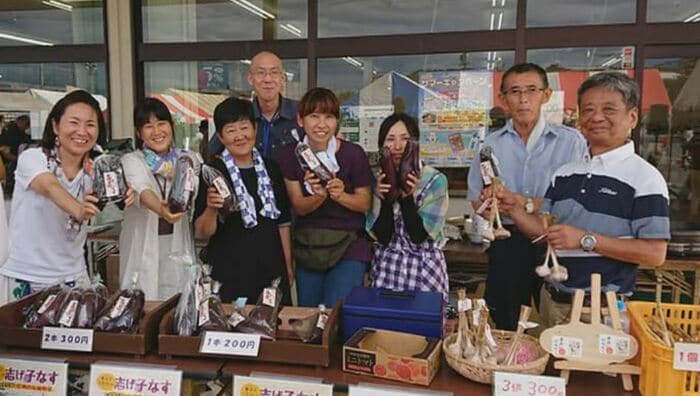 志げ子なすをPRする人たち(提供写真)