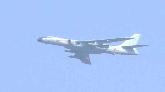 胴体の下に対艦弾道ミサイルを搭載可能だと考えられる新型爆撃機 一発で航空母艦を大破させうる攻撃力を持つH-6N