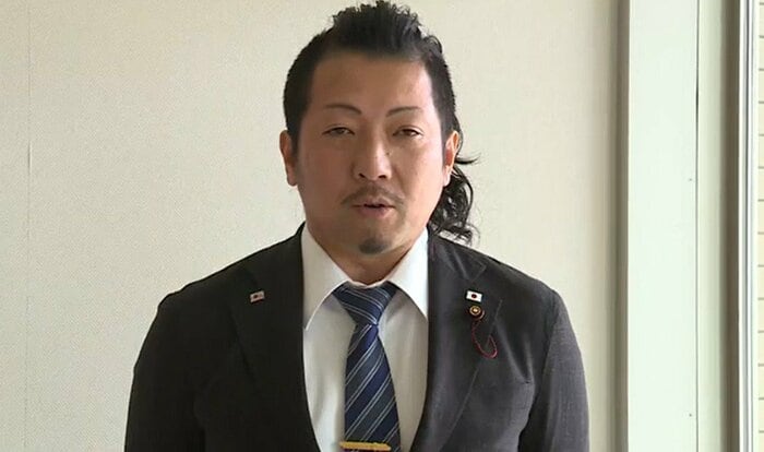 辞職勧告決議案の可決後、取材に応じる小松議員