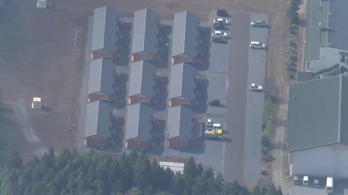 仮設住宅が並ぶ三陸町綾里地区