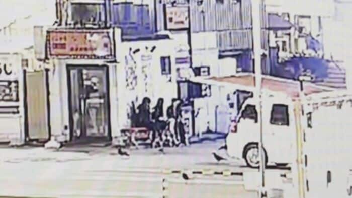 中村被告が女性と話す様子が映った防犯カメラ