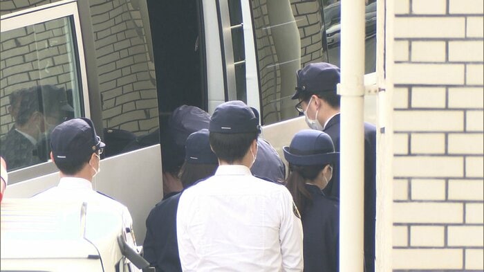 送検される元警察官の男(2022年3月)