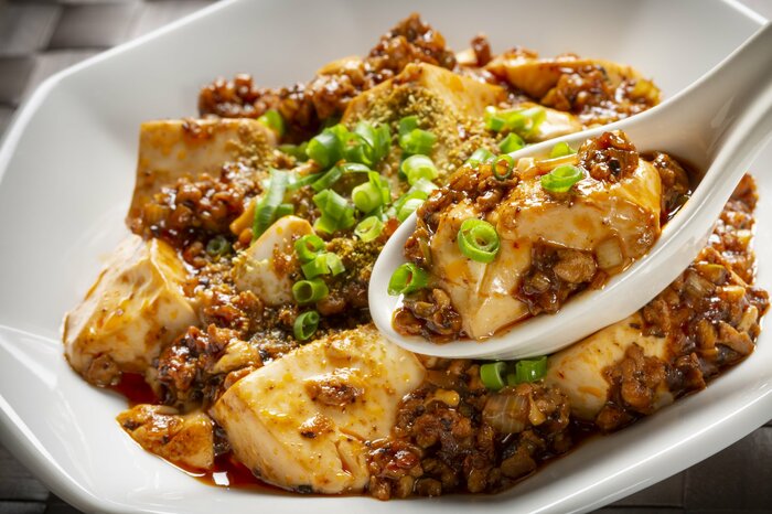 マーボー豆腐にはネギやニンニクを入れよう(画像:イメージ)