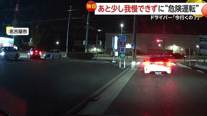 信号を避けるために駐車場を通過していく車(視聴者提供)
