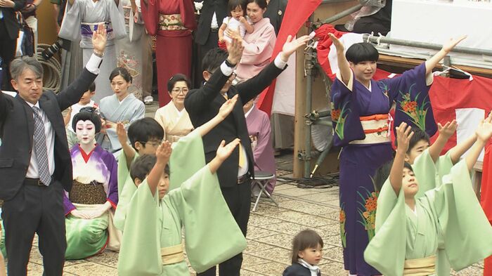 町内総参加の踊りで、町がひとつになった