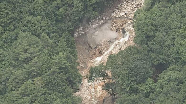 土石流で橋が流され登山者ら約390人が一時孤立　仮の橋を設置、44人が下山「迂回して岩壁を歩いてきた」　北アルプス燕岳の登山口の中房温泉に通じている県道が通行止め　長野県安曇野市｜FNNプライムオンライン