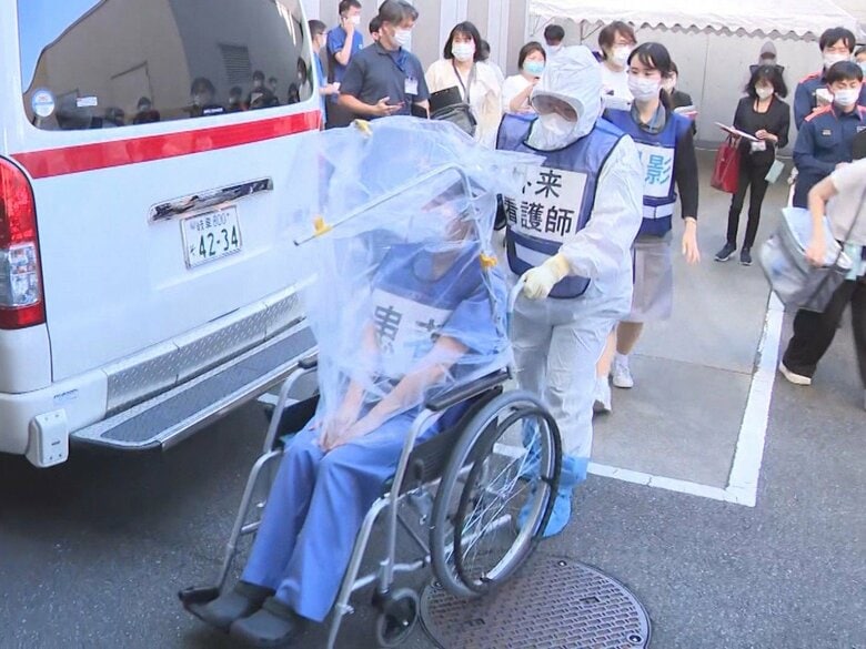 防護服姿で検体採取など…病院で新たな感染症の発生を想定した訓練 患者の受け入れから転院までの手順を確認｜FNNプライムオンライン