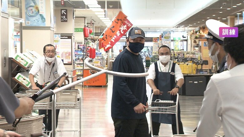 “ショッピングモールに刃物男”を想定し訓練　従業員がカートで犯人に対応　警視庁｜FNNプライムオンライン