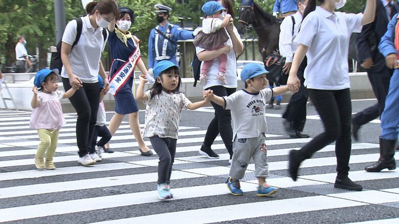 「手をあげて」横断歩道を渡ろう　保育園児向け交通安全教室　東京･丸の内｜FNNプライムオンライン
