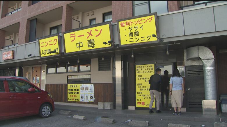 ミニチュアラーメンを持って、店を訪ねた