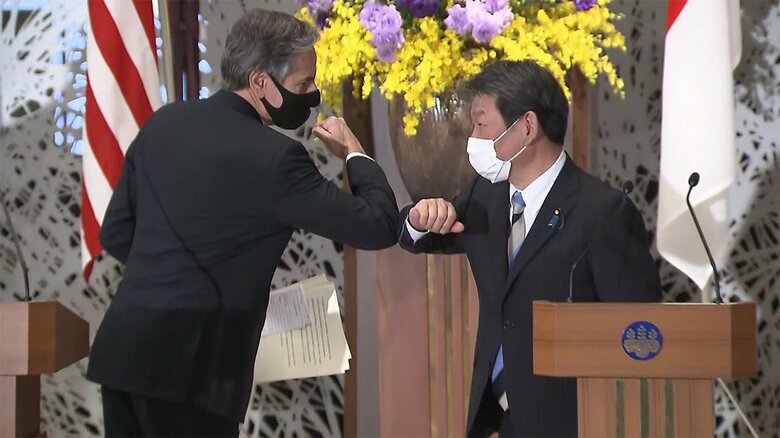 肘タッチで握手を交わすブリンケン国務長官(左)と茂木外相(右)