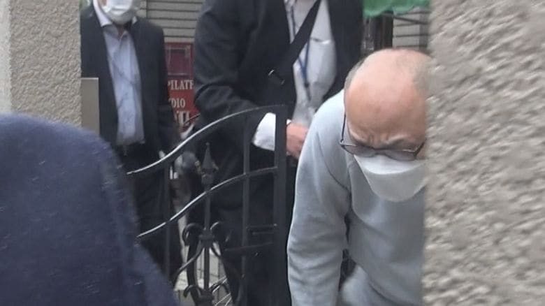 記者の問いかけに無言の男