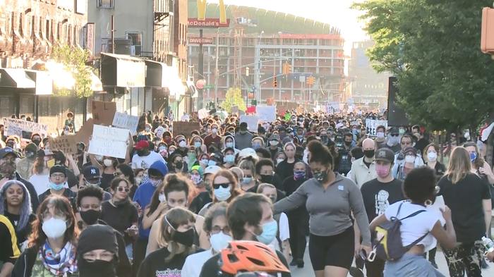 抗議デモは少なくとも全米75の都市へ拡大 15の州と首都ワシントンで州兵が動員されている