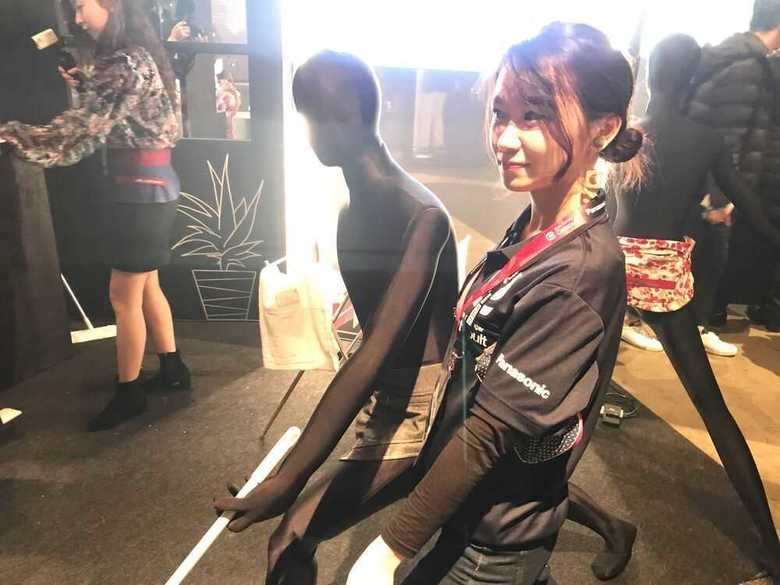 鍛治茉里奈さん。マネキンや左奥の女性が巻いている短いエプロンが開発したプロダクト“KajiTrainer”