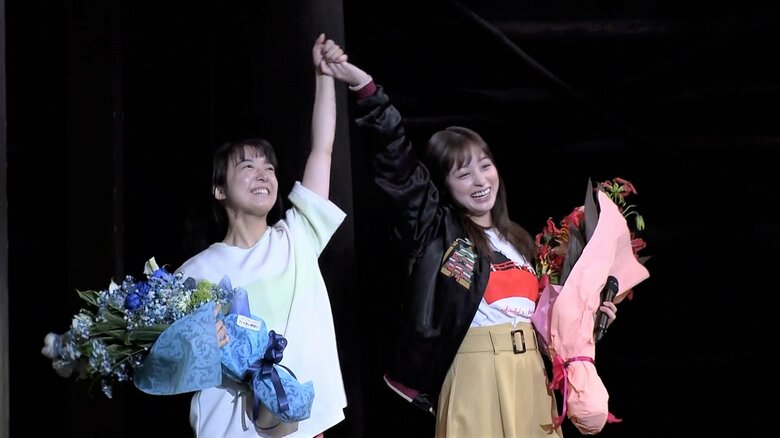 上白石萌音さん・橋本環奈さん 手をつなぎバンザイ