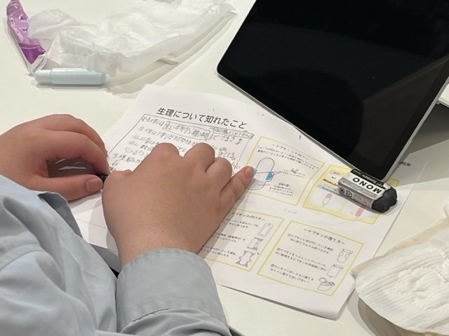 男子生徒は熱心に聞いてメモを取っていた