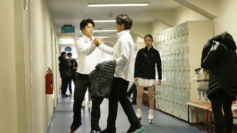 ペアの森口澄士とハイタッチする本田