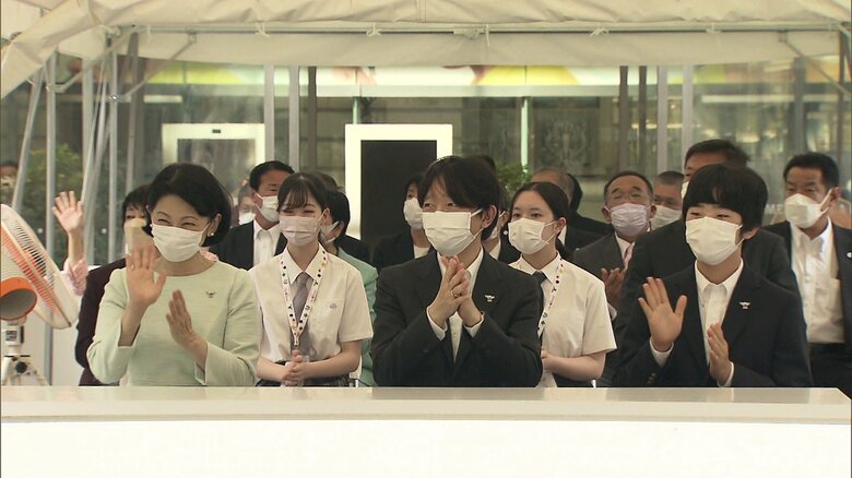 ご両親と全国高等学校総合文化祭のパレードをご覧になる悠仁さま（東京・千代田区）