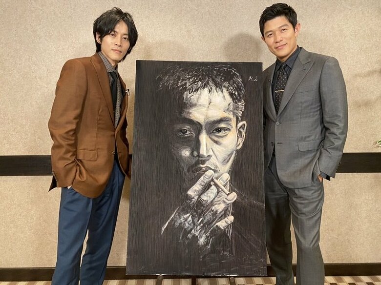松坂桃李さんと鈴木亮平さん 肖像画を間に