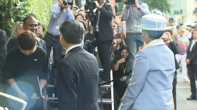 沿道の人たちに手を振り、ホテルに入られた両陛下