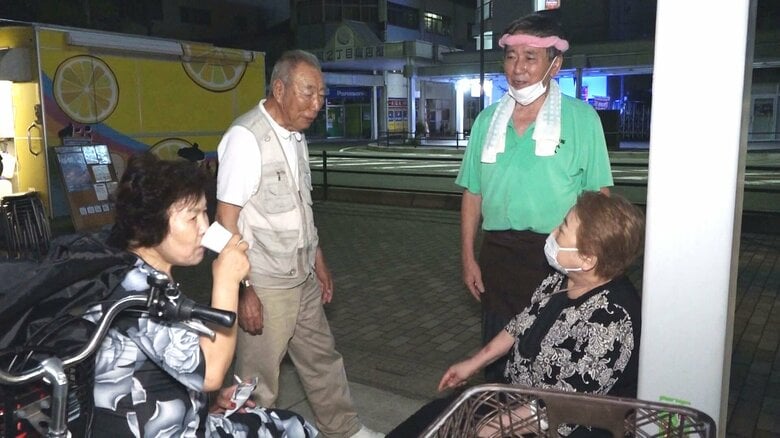 常連客に囲まれる権八さん